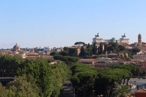 vista panoramica su Roma dal giardino degli aranci