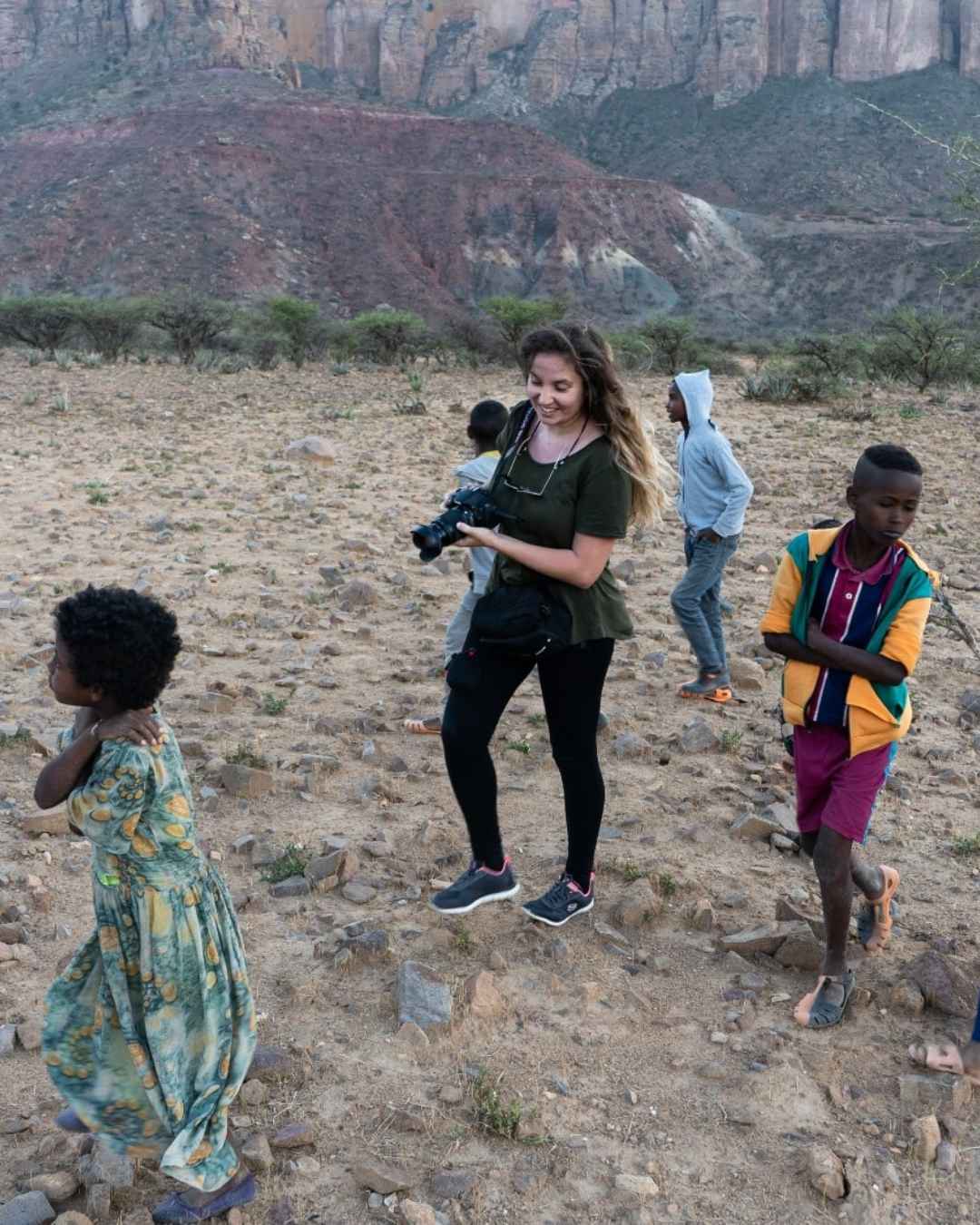immagine di una ragazza che scatta foto durante un tour del Gheralta in Etiopia nella sezione chi sono del blog di viaggi quandoarriviscrivi